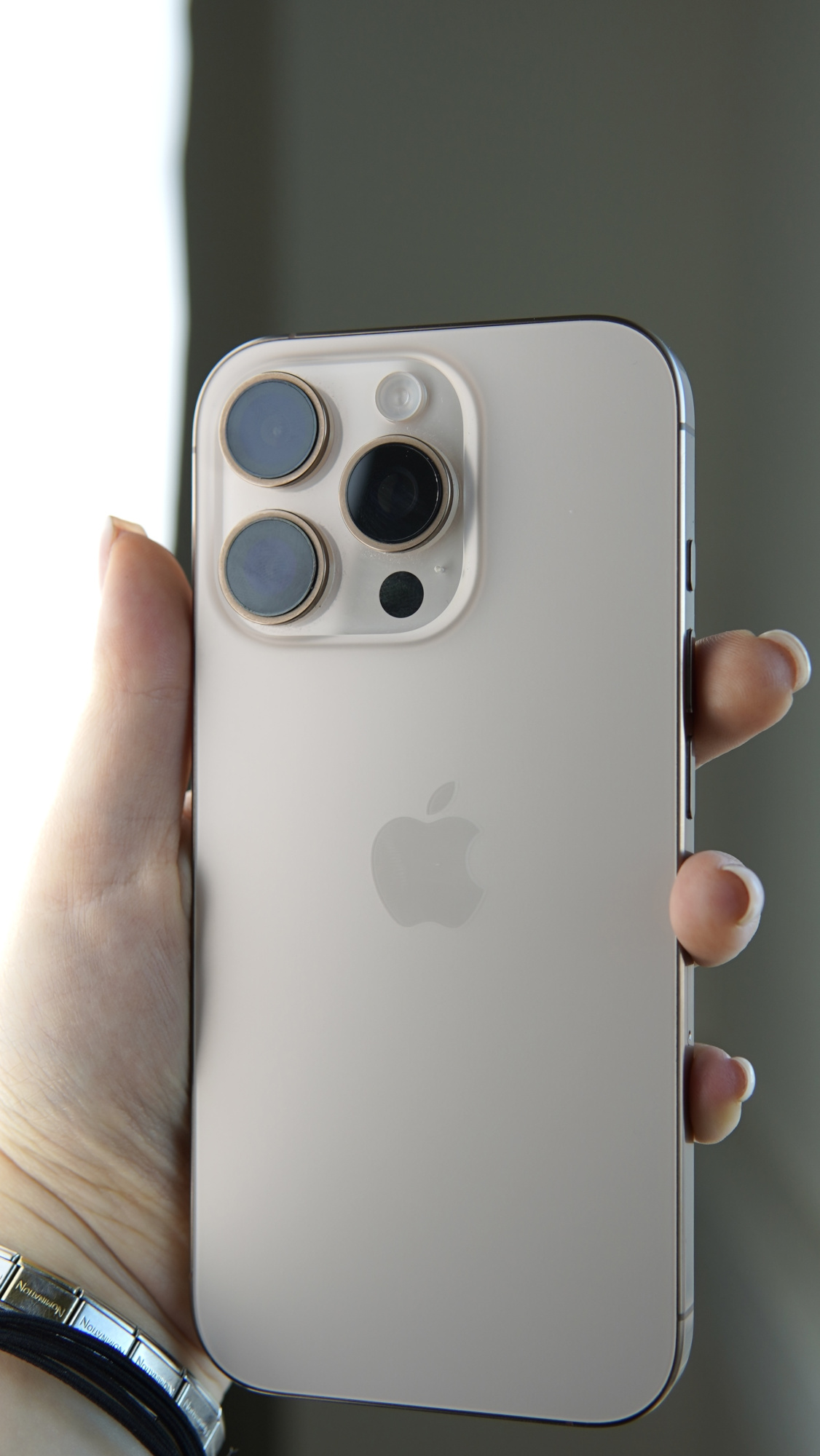 Смартфон Apple iPhone 16 Pro 128Гб (1 sim + eSIM / 98%) Пустынный титан - Б/У  ★★★★★
